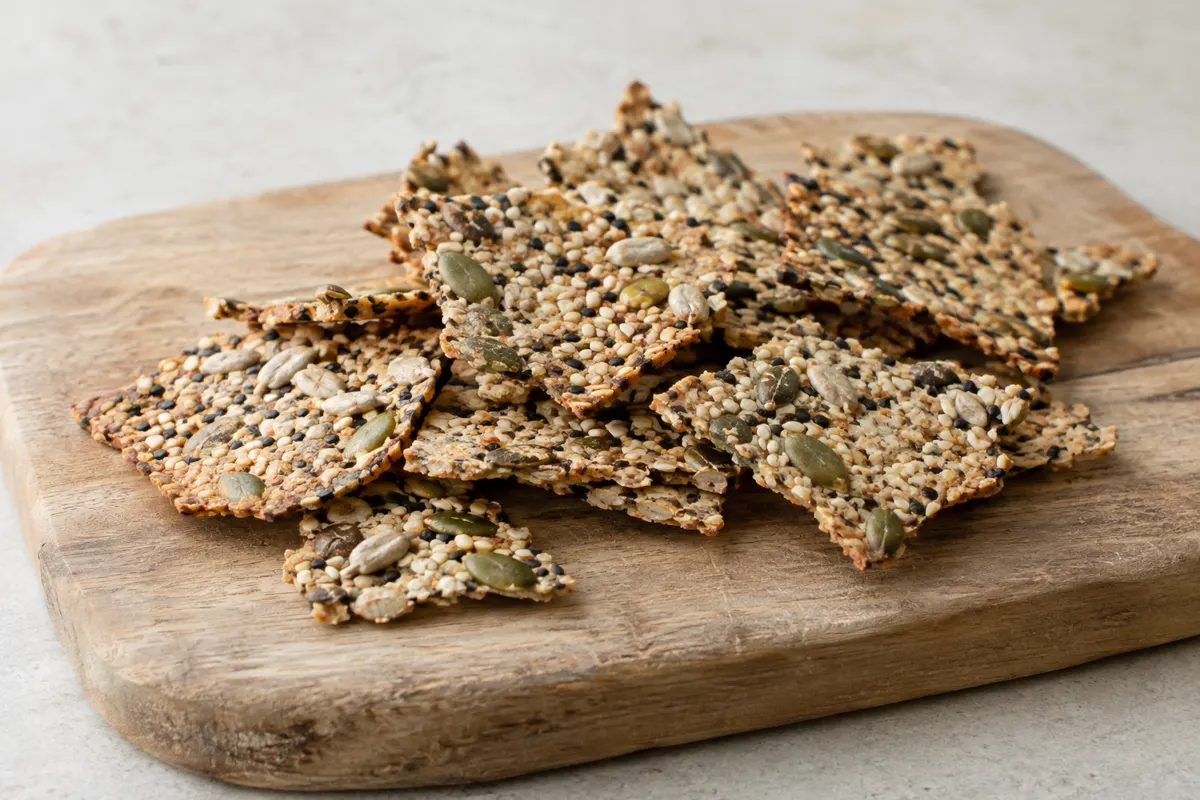Amandelcrackers met zaden en kruiden